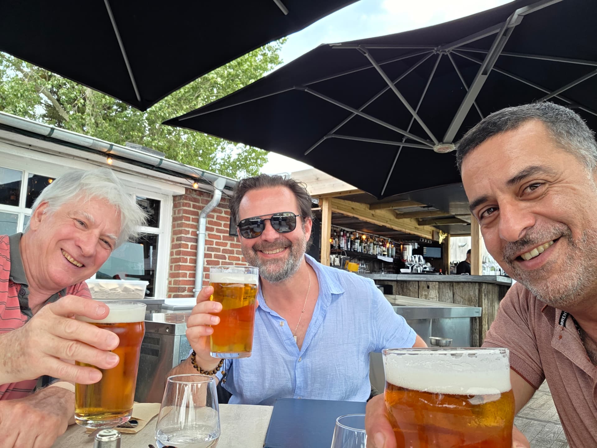 Trinquée en terrasse entre amis après une répétition