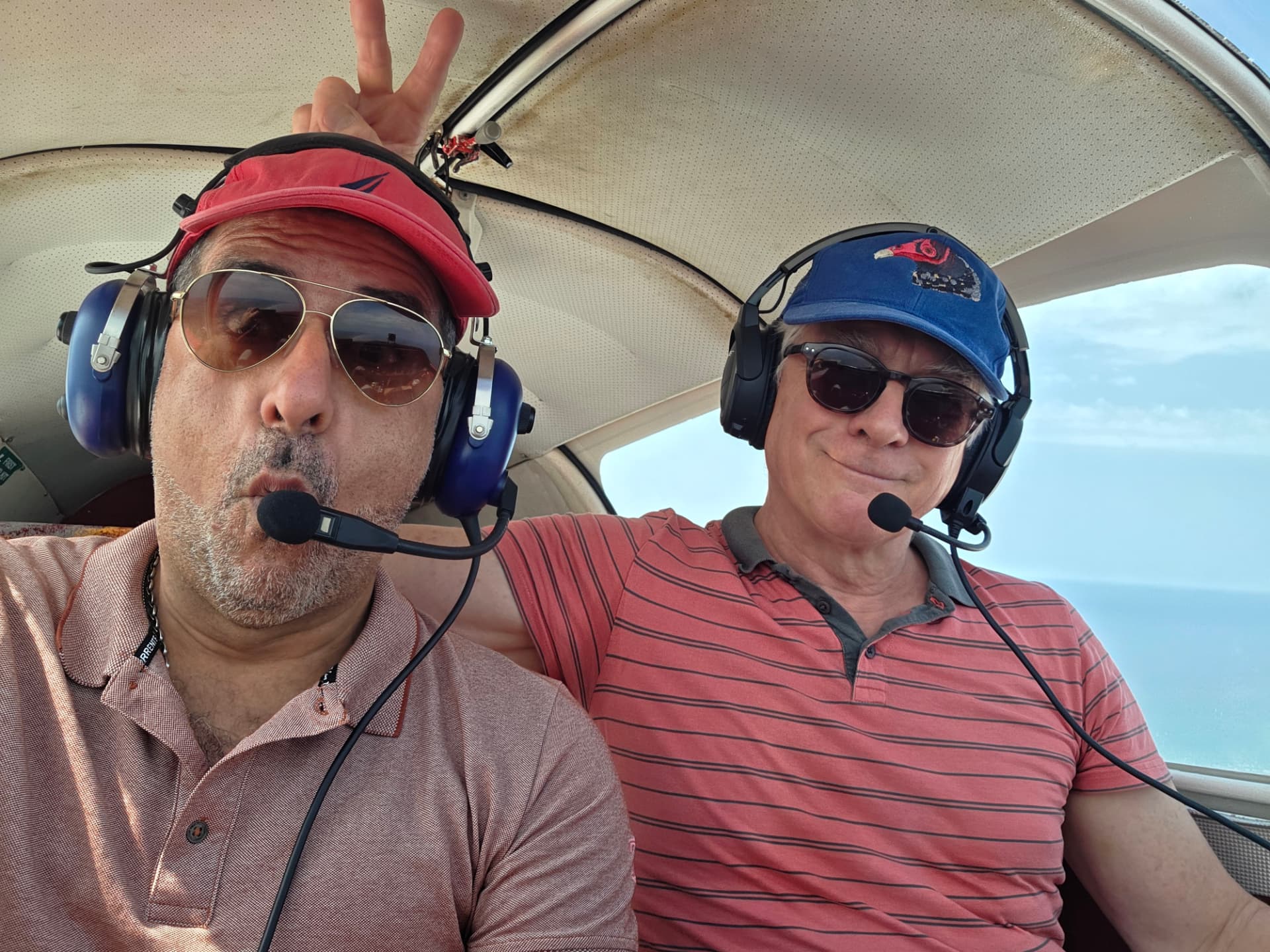 Deux membres du groupe en vol, casques d'aviation sur les oreilles