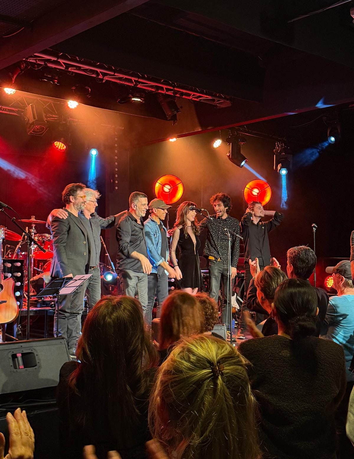 Salut final du groupe et des invités devant le public